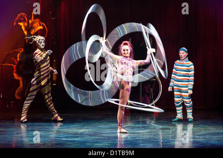 London, UK - 4. Januar 2012: Reifen Manipulation Handeln während der Cirque Du Soleil Kooza-Generalprobe in der Royal Albert Hall. Seit der Premiere im April 2007 hat in der Nähe von 4 Millionen Zuschauer in Nordamerika und Japan KOOZA gefesselt.  London wird das erste Ziel der Europäischen KOOZA tour 5. Januar. Geschrieben und unter der Regie von David Shiner, ist KOOZA eine Rückkehr zu den Ursprüngen des Cirque du Soleil verbindet zwei Traditionen der Zirkus-Akrobatik und die Kunst der Clownerie. Stockfoto