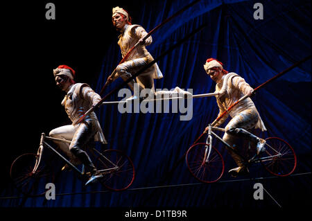 London, UK - 4. Januar 2012: Akrobaten führen auf High Drähte, 15 und 25 Fuß über der Bühne während der Cirque Du Soleil Kooza-Generalprobe in der Royal Albert Hall ausgesetzt. Seit der Premiere im April 2007 hat in der Nähe von 4 Millionen Zuschauer in Nordamerika und Japan KOOZA gefesselt.  London wird das erste Ziel der Europäischen KOOZA tour ab 5. Januar. Geschrieben und unter der Regie von David Shiner, ist KOOZA eine Rückkehr zu den Ursprüngen des Cirque du Soleil verbindet zwei Traditionen der Zirkus-Akrobatik und die Kunst der Clownerie.  KOOZA unterstreicht die physischen Stockfoto