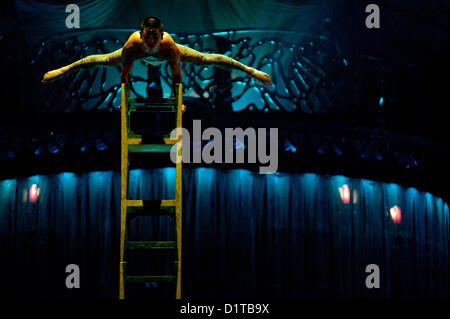 London, UK - 4. Januar 2012: Acrobat durchführen einen Balanceakt auf einem Stuhl-Turm während der Cirque Du Soleil Kooza-Generalprobe in der Royal Albert Hall. Seit der Premiere im April 2007 hat in der Nähe von 4 Millionen Zuschauer in Nordamerika und Japan KOOZA gefesselt.  London wird das erste Ziel der Europäischen KOOZA tour ab 5. Januar. Geschrieben und unter der Regie von David Shiner, ist KOOZA eine Rückkehr zu den Ursprüngen des Cirque du Soleil verbindet zwei Traditionen der Zirkus-Akrobatik und die Kunst der Clownerie. Stockfoto