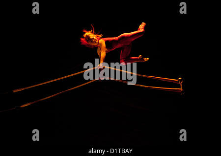 London, UK - 4. Januar 2012: Acrobat führt in das Trapez während der Cirque Du Soleil Kooza-Generalprobe in der Royal Albert Hall. Seit der Premiere im April 2007 hat in der Nähe von 4 Millionen Zuschauer in Nordamerika und Japan KOOZA gefesselt.  London wird das erste Ziel der Europäischen KOOZA tour ab 5. Januar. Geschrieben und unter der Regie von David Shiner, ist KOOZA eine Rückkehr zu den Ursprüngen des Cirque du Soleil verbindet zwei Traditionen der Zirkus-Akrobatik und die Kunst der Clownerie. Stockfoto