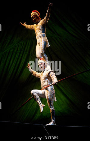 London, UK - 4. Januar 2012: Akrobaten führen auf High Drähte, 15 und 25 Fuß über der Bühne während der Cirque Du Soleil Kooza-Generalprobe in der Royal Albert Hall ausgesetzt. Seit der Premiere im April 2007 hat in der Nähe von 4 Millionen Zuschauer in Nordamerika und Japan KOOZA gefesselt.  London wird das erste Ziel der Europäischen KOOZA tour ab 5. Januar. Geschrieben und unter der Regie von David Shiner, ist KOOZA eine Rückkehr zu den Ursprüngen des Cirque du Soleil verbindet zwei Traditionen der Zirkus-Akrobatik und die Kunst der Clownerie.  KOOZA unterstreicht die physischen Stockfoto