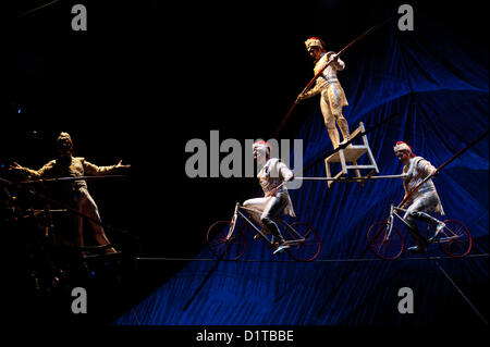 London, UK - 4. Januar 2012: Akrobaten führen auf High Drähte, 15 und 25 Fuß über der Bühne während der Cirque Du Soleil Kooza-Generalprobe in der Royal Albert Hall ausgesetzt. Seit der Premiere im April 2007 hat in der Nähe von 4 Millionen Zuschauer in Nordamerika und Japan KOOZA gefesselt.  London wird das erste Ziel der Europäischen KOOZA tour ab 5. Januar. Geschrieben und unter der Regie von David Shiner, ist KOOZA eine Rückkehr zu den Ursprüngen des Cirque du Soleil verbindet zwei Traditionen der Zirkus-Akrobatik und die Kunst der Clownerie.  KOOZA unterstreicht die physischen Stockfoto