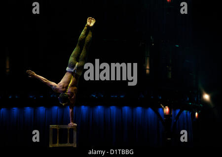 London, UK - 4. Januar 2012: Acrobat durchführen einen Balanceakt auf einem Stuhl-Turm während der Cirque Du Soleil Kooza-Generalprobe in der Royal Albert Hall. Seit der Premiere im April 2007 hat in der Nähe von 4 Millionen Zuschauer in Nordamerika und Japan KOOZA gefesselt.  London wird das erste Ziel der Europäischen KOOZA tour ab 5. Januar. Geschrieben und unter der Regie von David Shiner, ist KOOZA eine Rückkehr zu den Ursprüngen des Cirque du Soleil verbindet zwei Traditionen der Zirkus-Akrobatik und die Kunst der Clownerie.  KOOZA Höhepunkte der körperlichen Beanspruchung der menschlichen durchführen Stockfoto