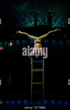 London, UK - 4. Januar 2012: Acrobat durchführen einen Balanceakt auf einem Stuhl-Turm während der Cirque Du Soleil Kooza-Generalprobe in der Royal Albert Hall. Seit der Premiere im April 2007 hat in der Nähe von 4 Millionen Zuschauer in Nordamerika und Japan KOOZA gefesselt.  London wird das erste Ziel der Europäischen KOOZA tour ab 5. Januar. Geschrieben und unter der Regie von David Shiner, ist KOOZA eine Rückkehr zu den Ursprüngen des Cirque du Soleil verbindet zwei Traditionen der Zirkus-Akrobatik und die Kunst der Clownerie. Stockfoto