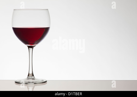 Glas Rotwein auf weißem Hintergrund Stockfoto