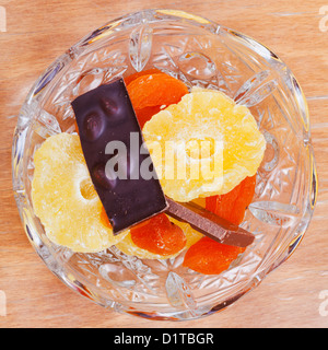 getrocknete Früchte und Schokolade in Glasschale Stockfoto