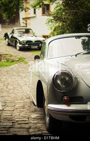 Classic Chevrolet Corvette hinter klassischen Porsche 356 Stockfoto