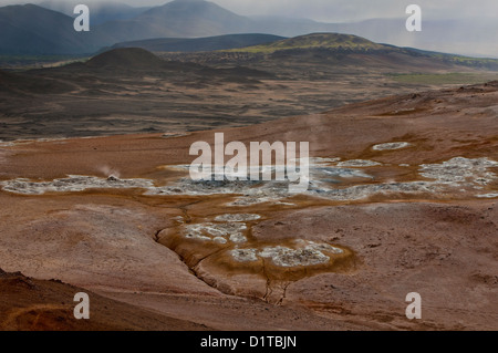 Rauchen Fumarolen im Bereich Geothermie des Hverir nahe See Myvatn, Island Stockfoto