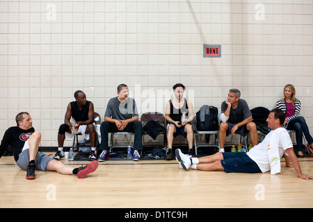 US-Präsident Barack Obama liegt nach einem Basketballspiel am frühen Morgen mit den Schauspielern Don Cheadle, Tobey Maguire und George Clooney 11. Mai 2012 in Los Angeles, Kalifornien. Stockfoto