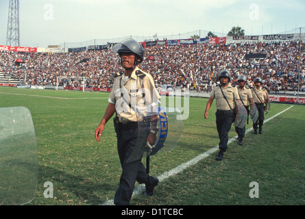 Polizei und Fußball Massen Alianza-Stadion in Lima, Peru Stockfoto