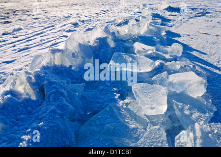 Eisblöcke auf zugefrorenen Fluss in kalten Wintertag in Moskau, Russland Stockfoto