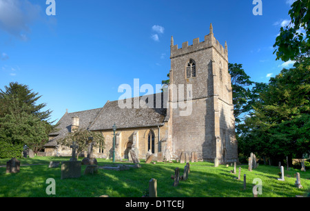 Englische Kirche mit Turm bei Sonnenuntergang, Gloucestershire, England. Stockfoto