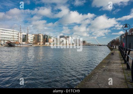 Auf der Suche nach Osten entlang dem Fluss Liffey in Richtung der Samuel Beckett Bridge von Sir John Rogerson Quay, Dublin Docks, Dublin, Irland Stockfoto