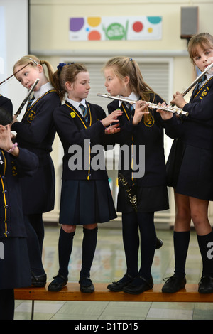 Jungen Flötisten während einer Musik Lektion Muttergottes & St. Werburgh der katholischen Grundschule in Newcastle-under-Lyme, Staffordshire UK Stockfoto