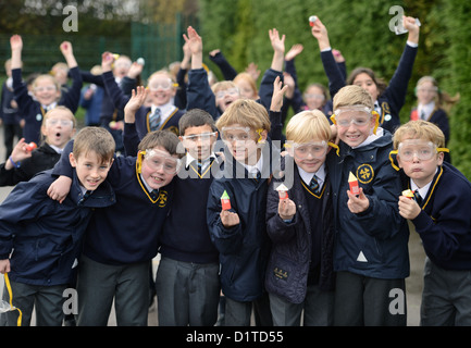 Schule Jungs mit Schutzbrille während ein Outdoor-Rakete Start Wissenschaft Unterricht in unserer lieben Frau & St. Werburgh's katholische primäre Sch Stockfoto