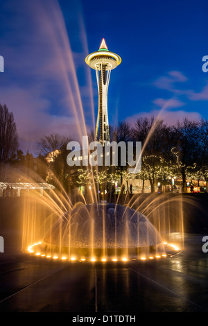 Die International Fountain mit Space Needle in den Hintergrund, Seattle Center, Seattle, Washington, USA Stockfoto
