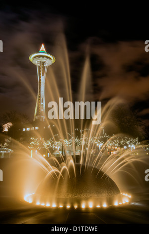 Die International Fountain mit Space Needle in den Hintergrund, Seattle Center, Seattle, Washington, USA Stockfoto