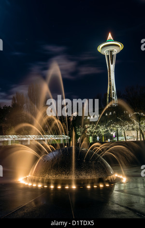 Die International Fountain mit Space Needle in den Hintergrund, Seattle Center, Seattle, Washington, USA Stockfoto