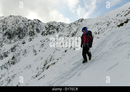 Ein Hillwalker auf Snowdon unter winterlichen Bedingungen Stockfoto