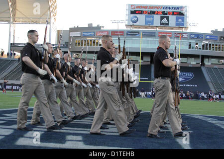 Marines mit Silent Drill Platoon Praxis Bohren Bewegungen vor der Semper Fidelis All-American Bowl im Home Depot Center in Carson, Kalifornien, Dez. 4. Die Semper Fidelis All-American Bowl ist der Höhepunkt des Marine Corps Semper Fidelis Fußball-Programm, durch die das Marine Corps gezielt setzt sich mit gut abgerundeten Nachwuchsathleten Führung Lektionen zu teilen, die Erfolg in der Zukunft ermöglichen wird. (Foto: U.S. Marine Corps Lance Cpl. Rebecca Eller) Stockfoto