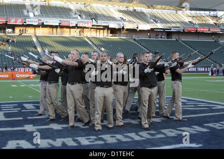 Marines mit Silent Drill Platoon Praxis Bohren Bewegungen vor der Semper Fidelis All-American Bowl im Home Depot Center in Carson, Kalifornien, Dez. 4. Die Semper Fidelis All-American Bowl ist der Höhepunkt des Marine Corps Semper Fidelis Fußball-Programm, durch die das Marine Corps gezielt setzt sich mit gut abgerundeten Nachwuchsathleten Führung Lektionen zu teilen, die Erfolg in der Zukunft ermöglichen wird. (Foto: U.S. Marine Corps Lance Cpl. Rebecca Eller) Stockfoto