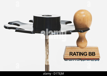 einen Stempel in einem Stempel Rack hängt, hat er die Inschrift Rating BB, Hintergrund weiß Stockfoto