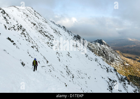 Ein Hillwalker auf Snowdon unter winterlichen Bedingungen Stockfoto