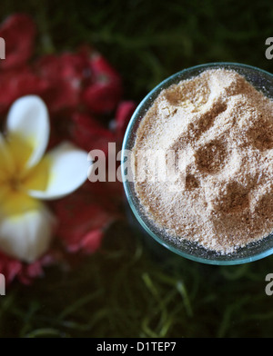 Whirlpool-Zubehör: Körper-Peeling mit braunem Zuckerkristalle Stockfoto