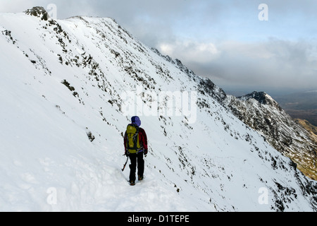 Ein Hillwalker auf Snowdon unter winterlichen Bedingungen Stockfoto