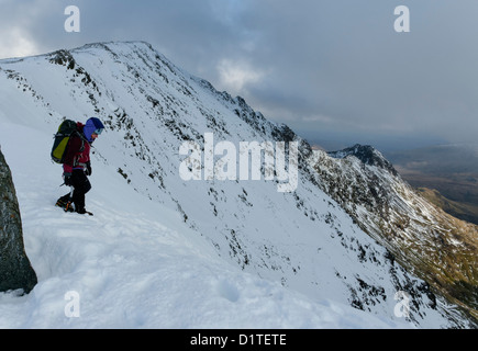 Ein Hillwalker auf Snowdon unter winterlichen Bedingungen Stockfoto