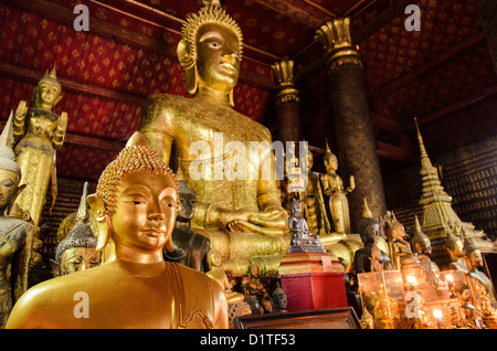 LUANG PRABANG, Laos - der Altar in Wat Mai Suwannaphumaham. Wat Mai, wie es oft genannt wird, ist ein buddhistischer Tempel in Luang Prabang, Laos, in der Nähe des Royal Palace Museum entfernt. Es wurde im 18. Jahrhundert erbaut und ist eines der am meisten reich verzierte Wats in Luang Prabang. Stockfoto