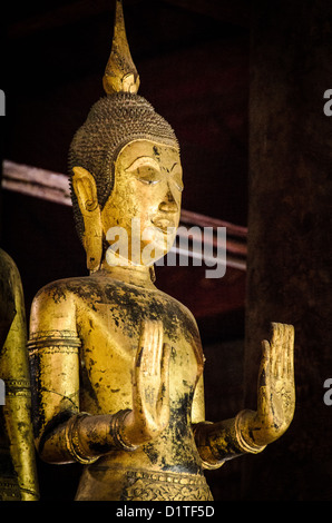 LUANG PRABANG, Laos - der Altar in Wat Mai Suwannaphumaham. Wat Mai, wie es oft genannt wird, ist ein buddhistischer Tempel in Luang Prabang, Laos, in der Nähe des Royal Palace Museum entfernt. Es wurde im 18. Jahrhundert erbaut und ist eines der am meisten reich verzierte Wats in Luang Prabang. Stockfoto