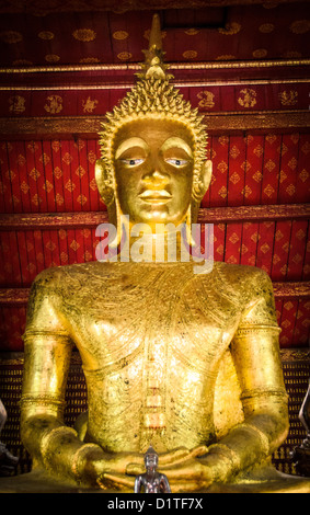 LUANG PRABANG, Laos - der Altar in Wat Mai Suwannaphumaham. Wat Mai, wie es oft genannt wird, ist ein buddhistischer Tempel in Luang Prabang, Laos, in der Nähe des Royal Palace Museum entfernt. Es wurde im 18. Jahrhundert erbaut und ist eines der am meisten reich verzierte Wats in Luang Prabang. Stockfoto