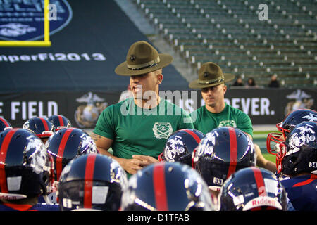 Bohrinstruktoren des Marine Corps Recruit Depot San Diego motivieren das East Coast Team während des Semper Fidelis All-American Bowl 2013 am 4. Januar 2013 und präsentieren Führungsqualitäten und Teamwork im Fußball. Stockfoto