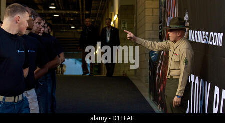Ein Bohrlehrer im Marine Corps Recruit Depot San Diego bringt zukünftige Marines in Formation, bevor der Semper Fidelis All-American Bowl beginnt. Stockfoto