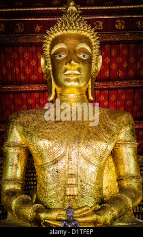 LUANG PRABANG, Laos - der Altar in Wat Mai Suwannaphumaham. Wat Mai, wie es oft genannt wird, ist ein buddhistischer Tempel in Luang Prabang, Laos, in der Nähe des Royal Palace Museum entfernt. Es wurde im 18. Jahrhundert erbaut und ist eines der am meisten reich verzierte Wats in Luang Prabang. Stockfoto