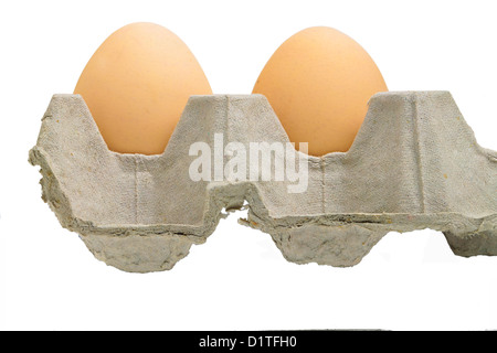 Ei in einer Schale auf der weißen Isolierung. Stockfoto