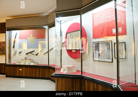 Weisen Sie Fällen. Auf der linken Seite sind revolutionäre Fahnen und Waffen in den Feldzügen eingesetzt. Das Museum der vietnamesischen Revolution im Bereich Tong Dan von Hanoi, nicht weit von Hoan-Kiem-See, wurde 1959 gegründet und widmet sich der Geschichte der sozialistischen revolutionäre Bewegung in Vietnam. Stockfoto