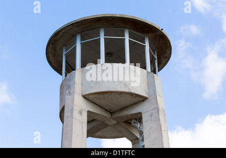 Moderner Aussichtsturm mit Blick auf Everglades Nationalpark in Florida Stockfoto