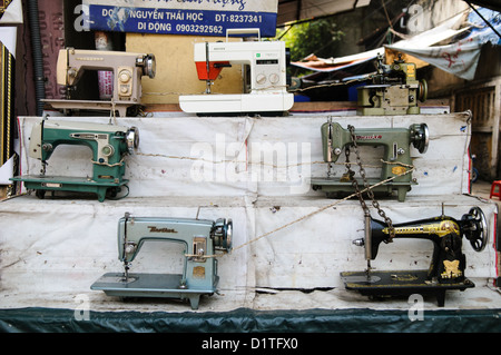 HANOI, Vietnam – Alte Nähmaschinen werden vor einem Geschäft in Hanoi, Vietnam, neben dem Tempel der Literatur zum Verkauf angeboten. Neben einem Großteil Südostasiens verfügt Vietnam über eine große Bekleidungsindustrie. Stockfoto