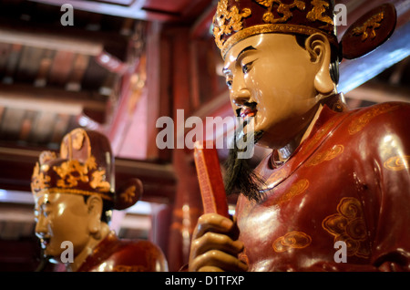 HANOI, Vietnam – der Tempel der Literatur in Hanoi, Vietnam, ist ein Zentrum für Lern- und Gelehrsamkeit, das Konfuzius gewidmet ist und 1070 gegründet wurde. Der Tempel wurde 1070 erbaut und ist einer von mehreren Tempeln in Vietnam, die Konfuzius, Weisen und Gelehrten gewidmet sind. Stockfoto