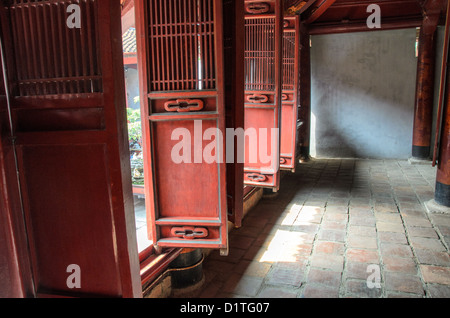 HANOI, Vietnam – dekorierte rote Holzfalttüren am Literaturtempel in Hanoi. Der Tempel wurde 1070 erbaut und ist einer von mehreren Tempeln in Vietnam, die Konfuzius, Weisen und Gelehrten gewidmet sind. Stockfoto