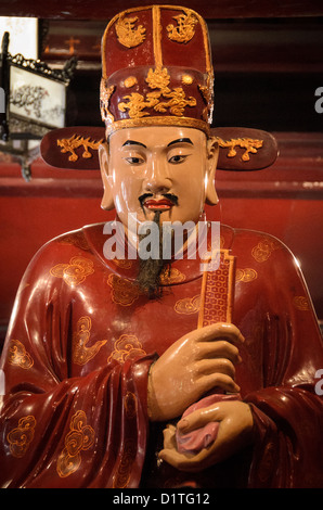 HANOI, Vietnam – Eine Statue von Tang Tu, einem einflussreichen Schüler von Konfucious, in einer der Pagoden des Literaturtempels in Hanoi. Der Tempel der Literatur in Hanoi, Vietnam, ist ein dem Konfuzius gewidmetes Lern- und Wissenschaftszentrum und wurde 1070 gegründet. Der Tempel wurde 1070 erbaut und ist einer von mehreren Tempeln in Vietnam, die Konfuzius, Weisen und Gelehrten gewidmet sind. Stockfoto