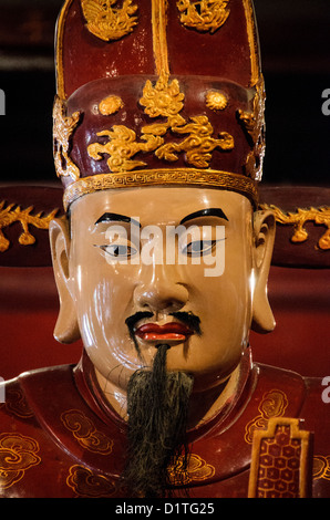 HANOI, Vietnam – Eine Statue von Tang Tu, einem einflussreichen Schüler von Konfucious, in einer der Pagoden des Literaturtempels in Hanoi. Der Tempel der Literatur in Hanoi, Vietnam, ist ein dem Konfuzius gewidmetes Lern- und Wissenschaftszentrum und wurde 1070 gegründet. Der Tempel wurde 1070 erbaut und ist einer von mehreren Tempeln in Vietnam, die Konfuzius, Weisen und Gelehrten gewidmet sind. Stockfoto