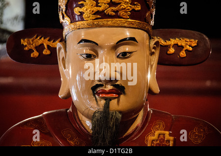 HANOI, Vietnam – Eine Statue von Tang Tu, einem einflussreichen Schüler von Konfucious, in einer der Pagoden des Literaturtempels in Hanoi. Der Tempel der Literatur in Hanoi, Vietnam, ist ein dem Konfuzius gewidmetes Lern- und Wissenschaftszentrum und wurde 1070 gegründet. Der Tempel wurde 1070 erbaut und ist einer von mehreren Tempeln in Vietnam, die Konfuzius, Weisen und Gelehrten gewidmet sind. Stockfoto