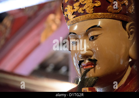 HANOI, Vietnam – Eine Statue von Tang Tu, einem einflussreichen Schüler von Konfucious, in einer der Pagoden des Literaturtempels in Hanoi. Der Tempel der Literatur in Hanoi, Vietnam, ist ein dem Konfuzius gewidmetes Lern- und Wissenschaftszentrum und wurde 1070 gegründet. Der Tempel wurde 1070 erbaut und ist einer von mehreren Tempeln in Vietnam, die Konfuzius, Weisen und Gelehrten gewidmet sind. Stockfoto