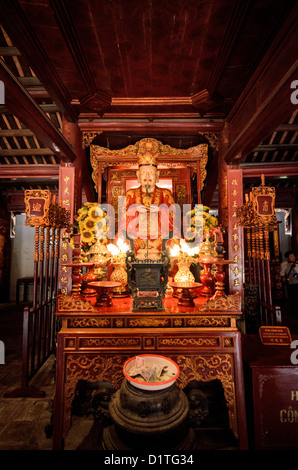 HANOI, Vietnam – Eine Statue von Tang Tu, einem einflussreichen Schüler von Konfucious, in einer der Pagoden des Literaturtempels in Hanoi. Der Tempel der Literatur in Hanoi, Vietnam, ist ein dem Konfuzius gewidmetes Lern- und Wissenschaftszentrum und wurde 1070 gegründet. Der Tempel wurde 1070 erbaut und ist einer von mehreren Tempeln in Vietnam, die Konfuzius, Weisen und Gelehrten gewidmet sind. Stockfoto