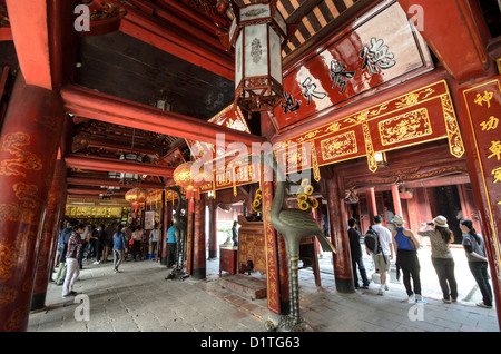 HANOI, Vietnam – der Tempel der Literatur in Hanoi, Vietnam, ist ein Zentrum für Lern- und Gelehrsamkeit, das Konfuzius gewidmet ist und 1070 gegründet wurde. Der Tempel wurde 1070 erbaut und ist einer von mehreren Tempeln in Vietnam, die Konfuzius, Weisen und Gelehrten gewidmet sind. Stockfoto