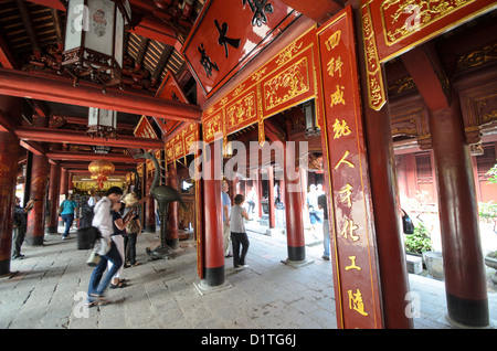 HANOI, Vietnam – der Tempel der Literatur in Hanoi, Vietnam, ist ein Zentrum für Lern- und Gelehrsamkeit, das Konfuzius gewidmet ist und 1070 gegründet wurde. Der Tempel wurde 1070 erbaut und ist einer von mehreren Tempeln in Vietnam, die Konfuzius, Weisen und Gelehrten gewidmet sind. Stockfoto