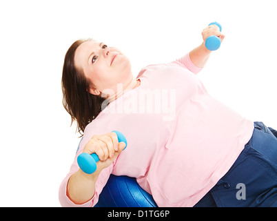 Hübsche, übergewichtige Frau macht Pilates in Form zu bringen. Isoliert auf weißem Hintergrund. Stockfoto
